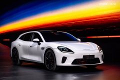 <b>同时还采用无框外后视镜、熏黑大轮圈、半躲藏</b> 